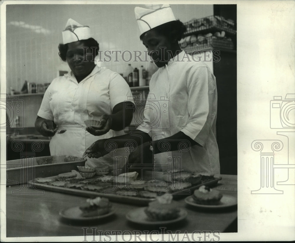 1968 Press Photo Christine Cephus and Virginia Clayborne fill French tarts - Historic Images