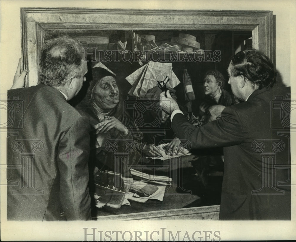 1971 Press Photo Close up of writ examined by New Orleans Museum officials - Historic Images