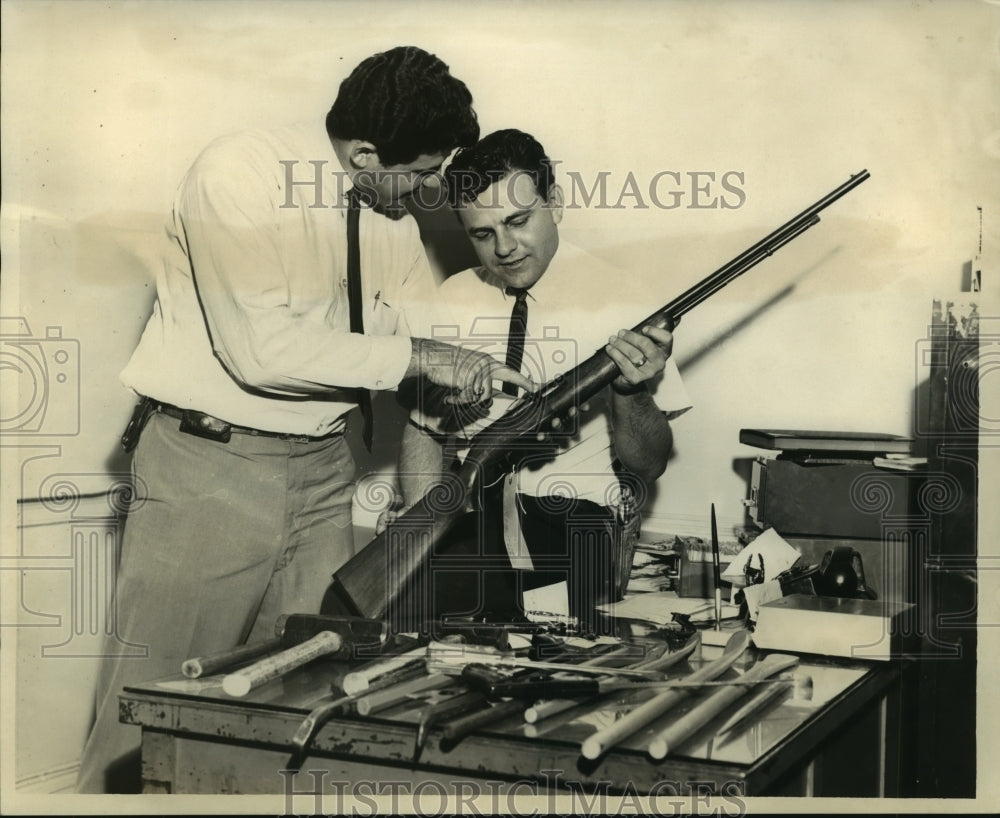 1967 Press Photo Sgt. Bernard Flint & Detective William Delaney- seized weapons - Historic Images