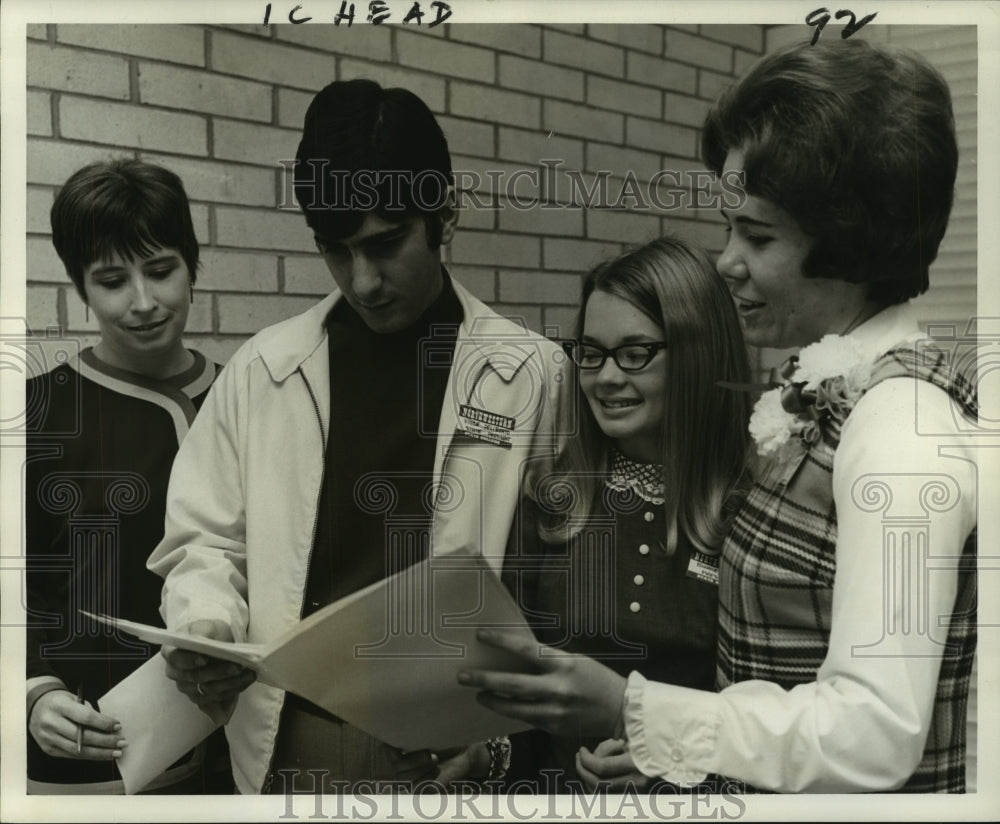 1969 Press Photo Vince Deliberto of the Touro School of Nursing with Others - Historic Images