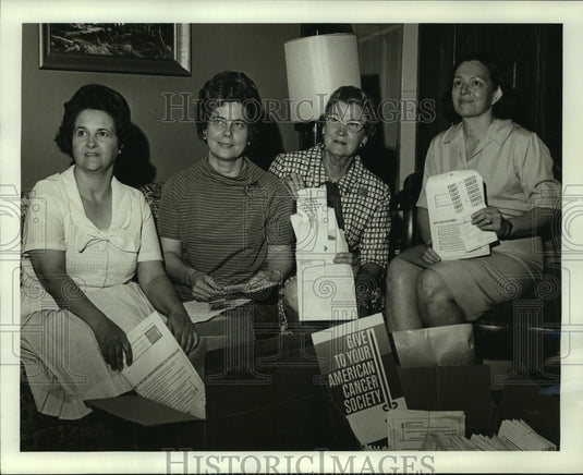 1969 Press Photo Mrs. Theodore T. Daly Jr. & fellow Residential Crusade leaders - Historic Images