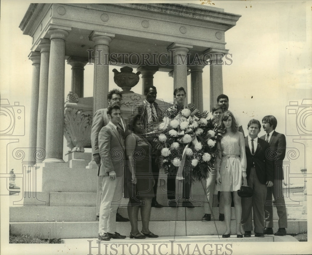 1969 Press Photo Students place wreath on Tomb of Delgado at Metairie Cemetery - Historic Images