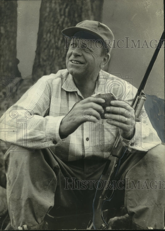 1960 Former Gov. Jimmie Davis of LA has hamburger before the hunt-Historic Images