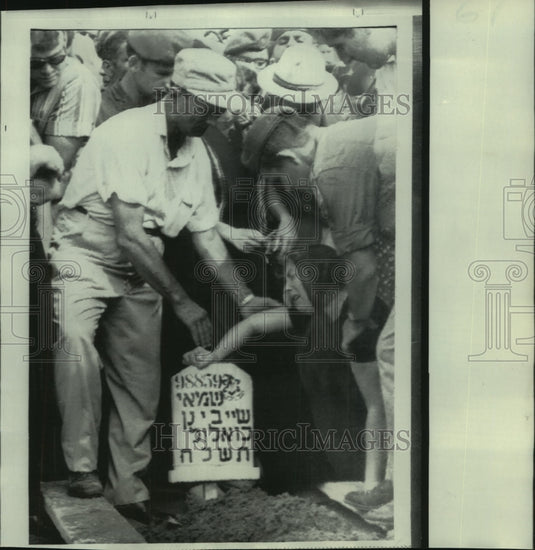 1968 Press Photo Israel's Defense Minister Moshe Dayan & a slain officer's mom - Historic Images