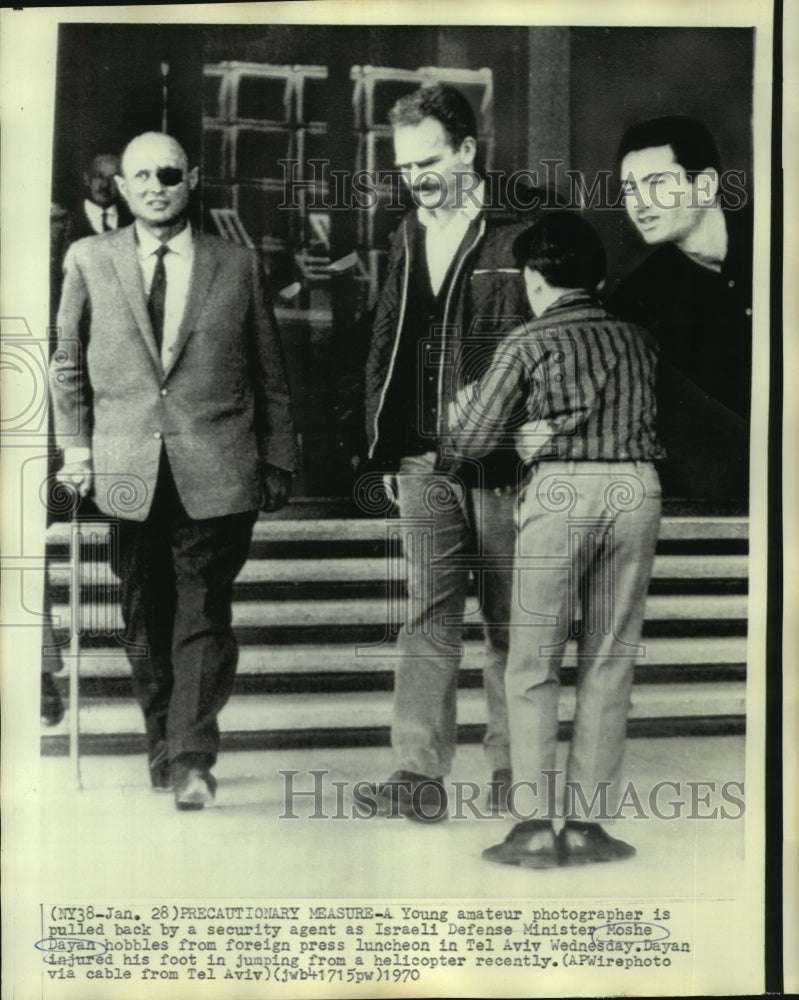 1970 Press Photo Israeli Defense Minister Moshe Dayan walks by a photographer-Historic Images