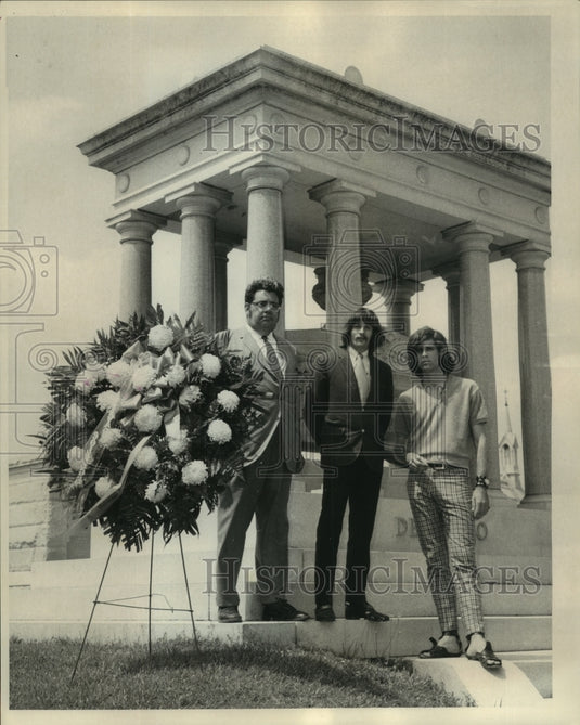 1969 Press Photo Students place wreath on tomb of Isaac Delgado at Metairie - Historic Images