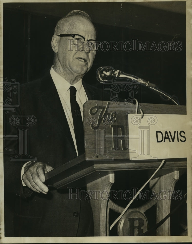 1967 Press Photo Roy B. Davis at the Cotton Seed Meeting at Roosevelt Hotel - Historic Images