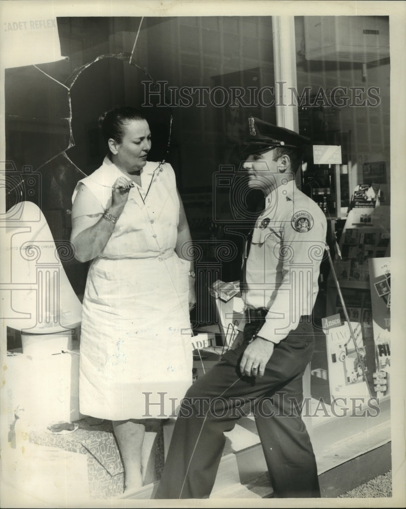1960 Press Photo Burglary at Bob&#39;s Camera Shop at 223 Dryades Street - noa86174 - Historic Images