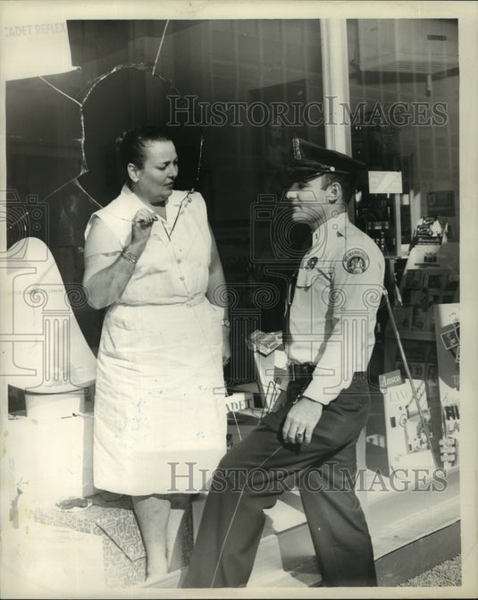 1960 Press Photo Burglary at Bob's Camera Shop at 223 Dryades Street - noa86174 - Historic Images
