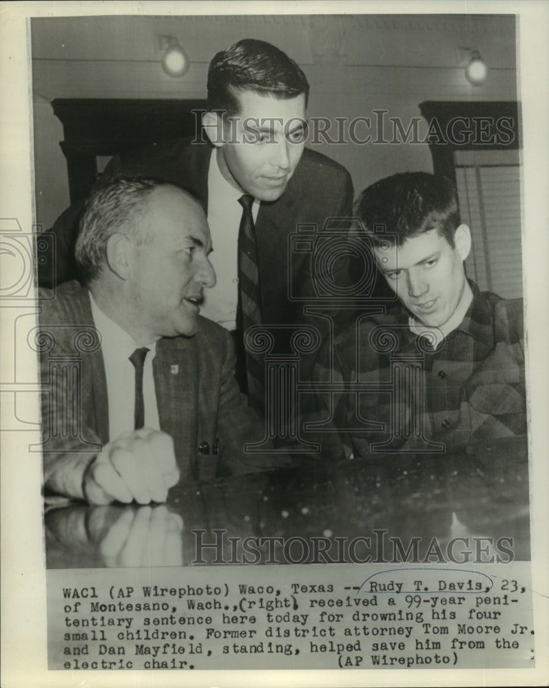 1965 Press Photo Rudy T. Davis &amp; others at 99-year penitentiary sentencing, Texa - Historic Images