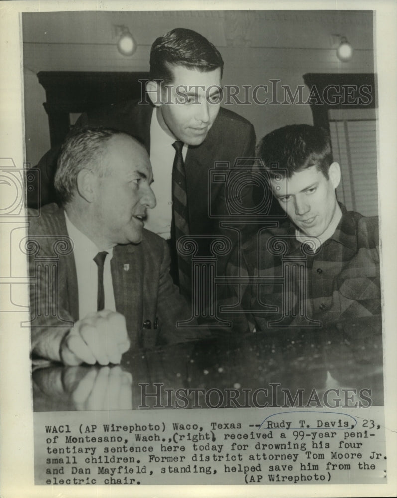 1965 Press Photo Rudy T. Davis & others at 99-year penitentiary sentencing, Texa - Historic Images