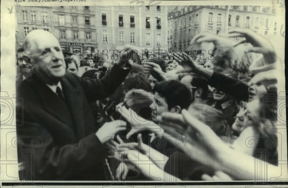 1969 Press Photo Charles deGaulle, President of France greeted by his supporters - Historic Images