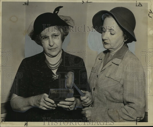 1958 Sun Club-Mrs. Edwin X. de Verges with Mrs. William D. Ford - Historic Images