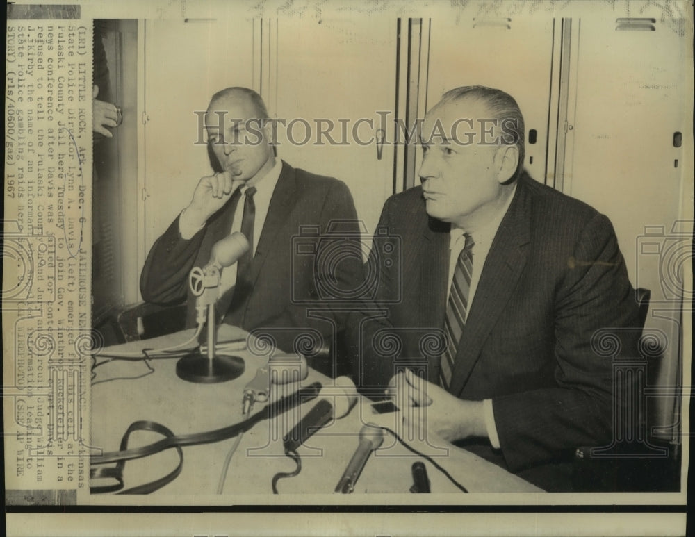 1967 Press Photo State Police&#39;s Lynn Davis &amp; Gov. Rockefeller at news conference - Historic Images