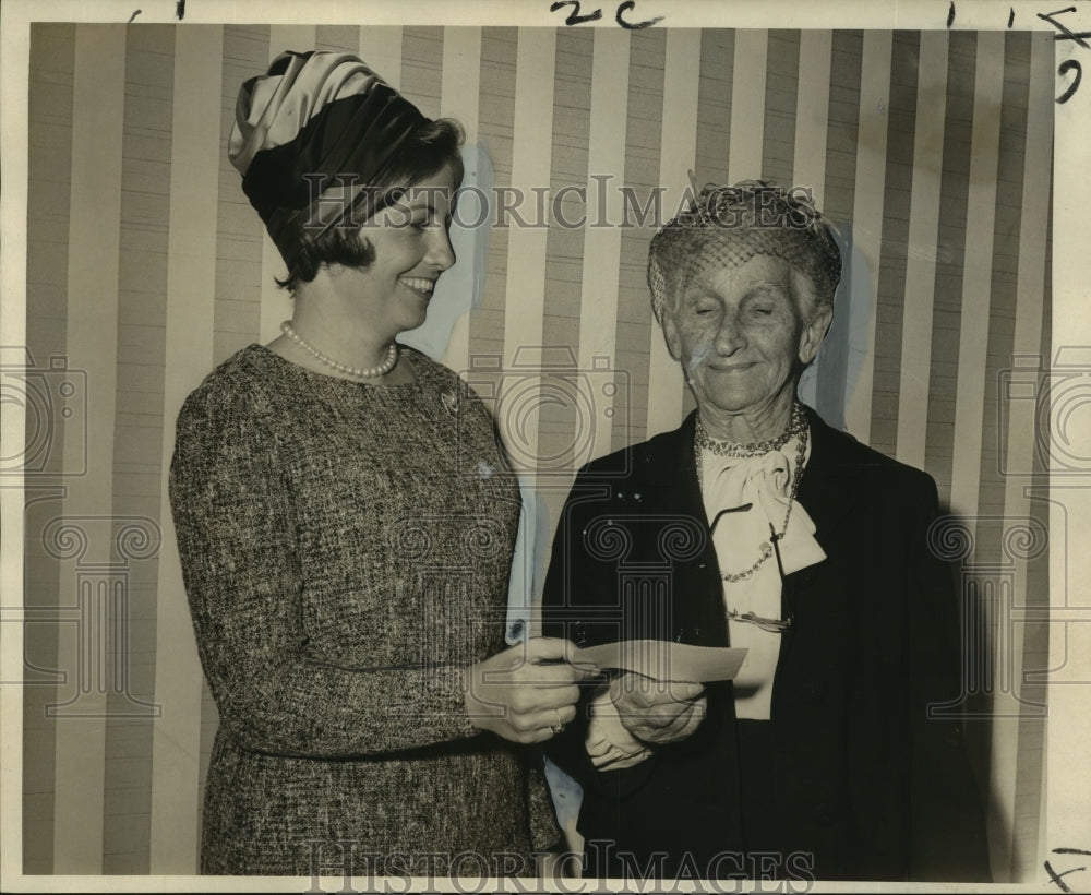 1965 Press Photo Mrs. Billy Green presenting check to Mrs. Louise Davis. - Historic Images