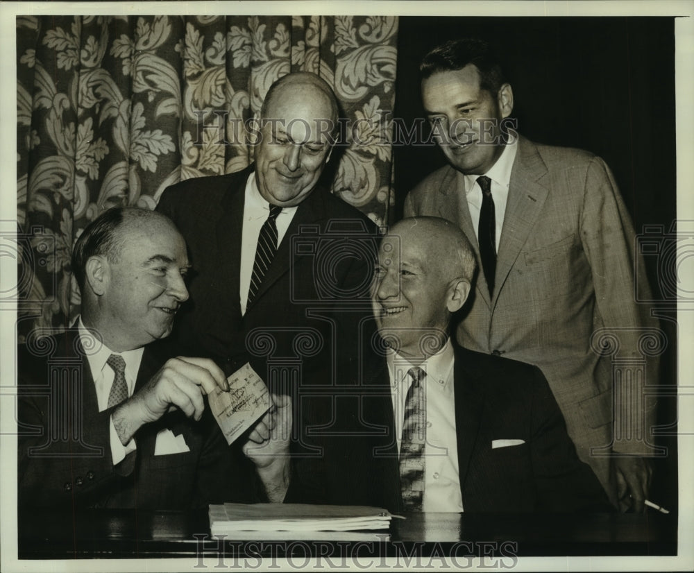 1961 Press Photo Lee Davis, President,Southeastern Capital Corp. with others - Historic Images