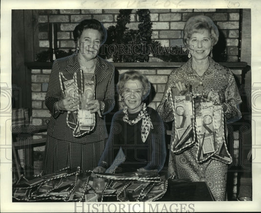 1974 Press Photo Pontalbans members with Christmas stocking for Charity Hospital - Historic Images