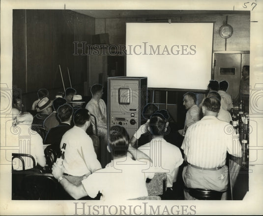 1958 Press Photo Fight Mob at Tonjo's Tavern, Carondelet and Poydras - noa86459 - Historic Images