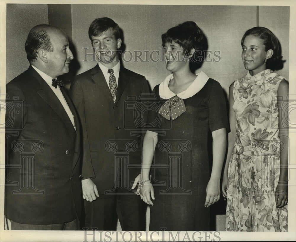 1966 Press Photo Consul of Argentina Rafael Vazquez discusses tour with students-Historic Images