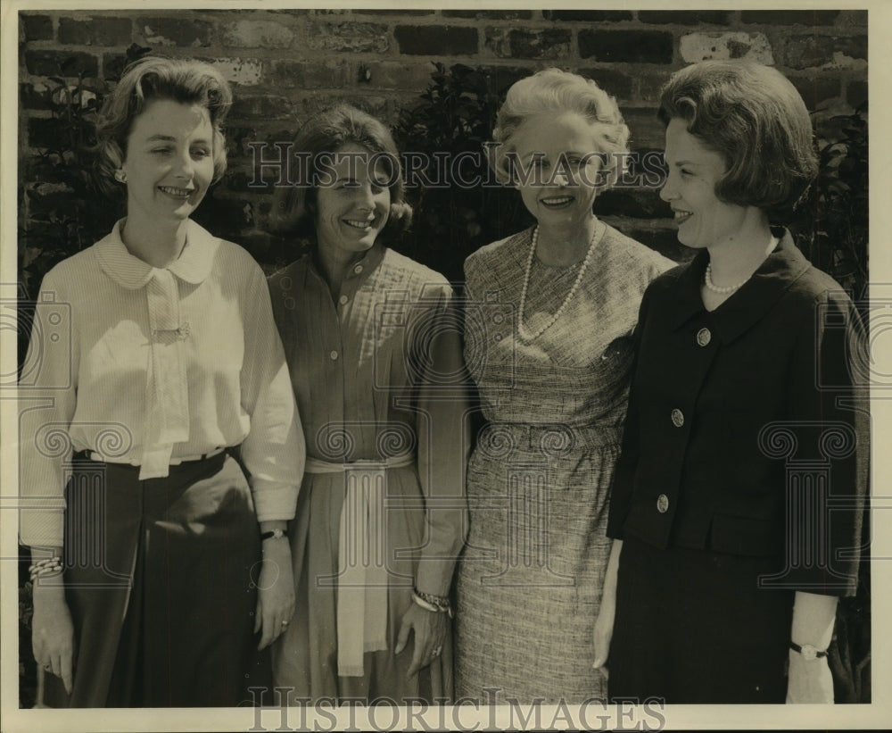 1965 Press Photo Mrs. Bailey DeBardelehen with other ladies at an event - Historic Images