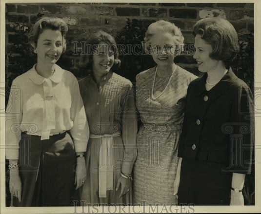 1965 Press Photo Mrs. Bailey DeBardelehen with other ladies at an event - Historic Images
