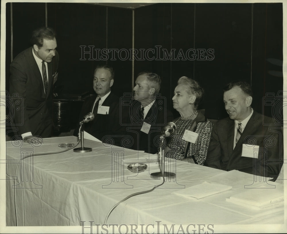 1966 Press Photo Bruce Dearing &amp; others of Education Council at Roosevelt Hotel - Historic Images