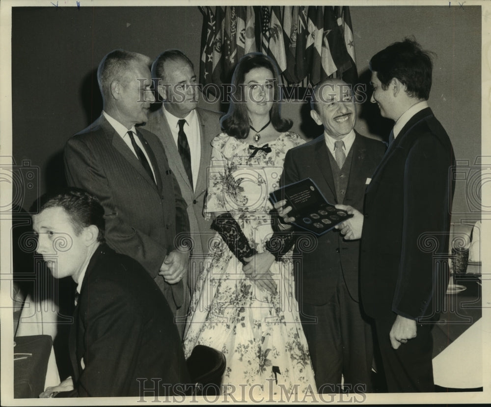 1969 Press Photo Delta Air Lines staff at ceremony for New-Orleans Paris flight-Historic Images