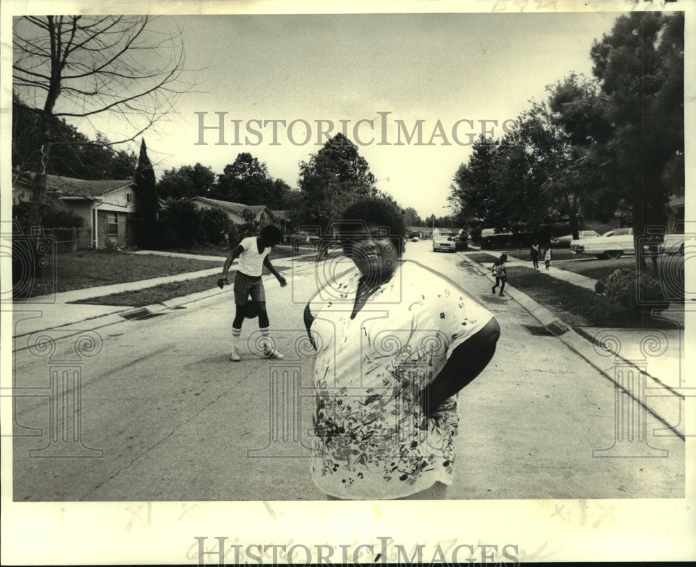 1980 Press Photo Mrs. Mary Deloch with Algiers residents in their neighborhood - Historic Images