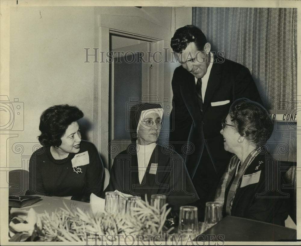 1965 Press Photo Mrs. Joseph Dennery, company during Social Welfare conference-Historic Images