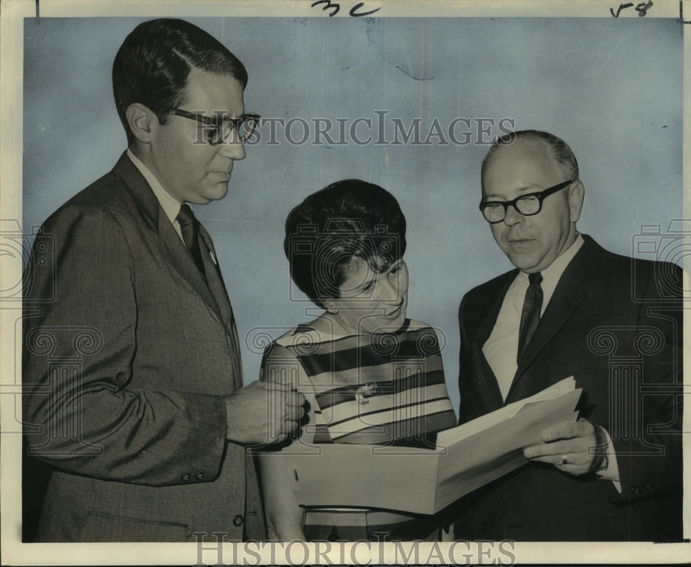1967 Press Photo Av Westin, Ben Kubasik & Mrs. Phyllis Dennery of WYES-TV - Historic Images