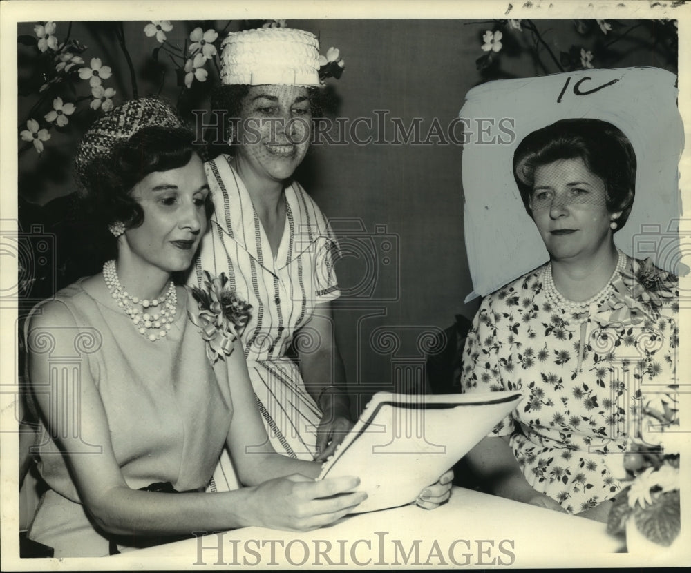 1961 Press Photo Mrs. David Deener, president of Tulane&#39;s Women&#39;s Club &amp; others-Historic Images