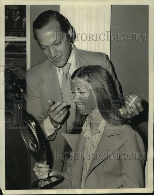 1972 Press Photo George Dembow applies his mud pack to model's face. - Historic Images