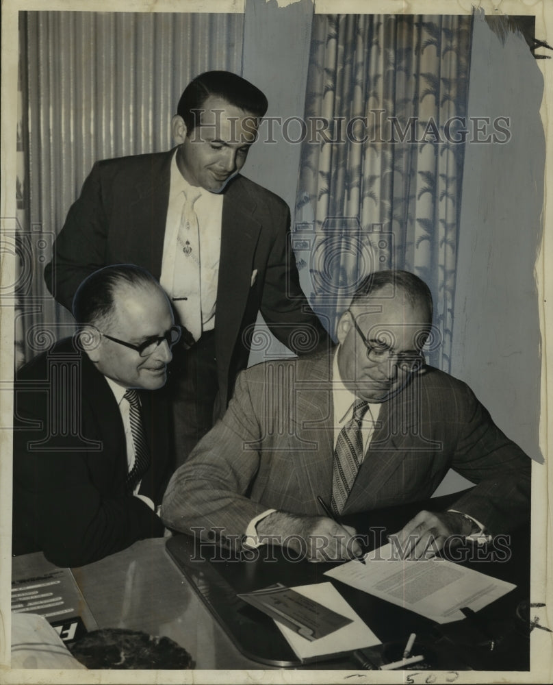 1953 Press Photo Woodward Wight president Lawrence C. Deckbar signs a contract - Historic Images