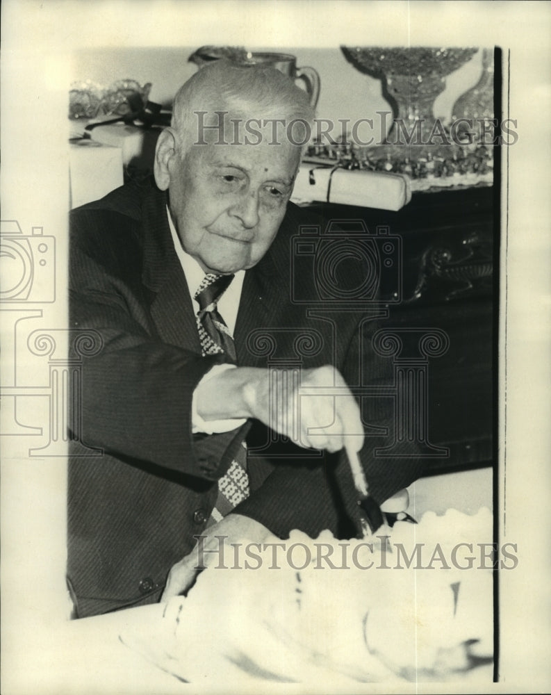 1972 Press Photo Albert DeBen, cutting his cake,at 100th birthday celebration - Historic Images