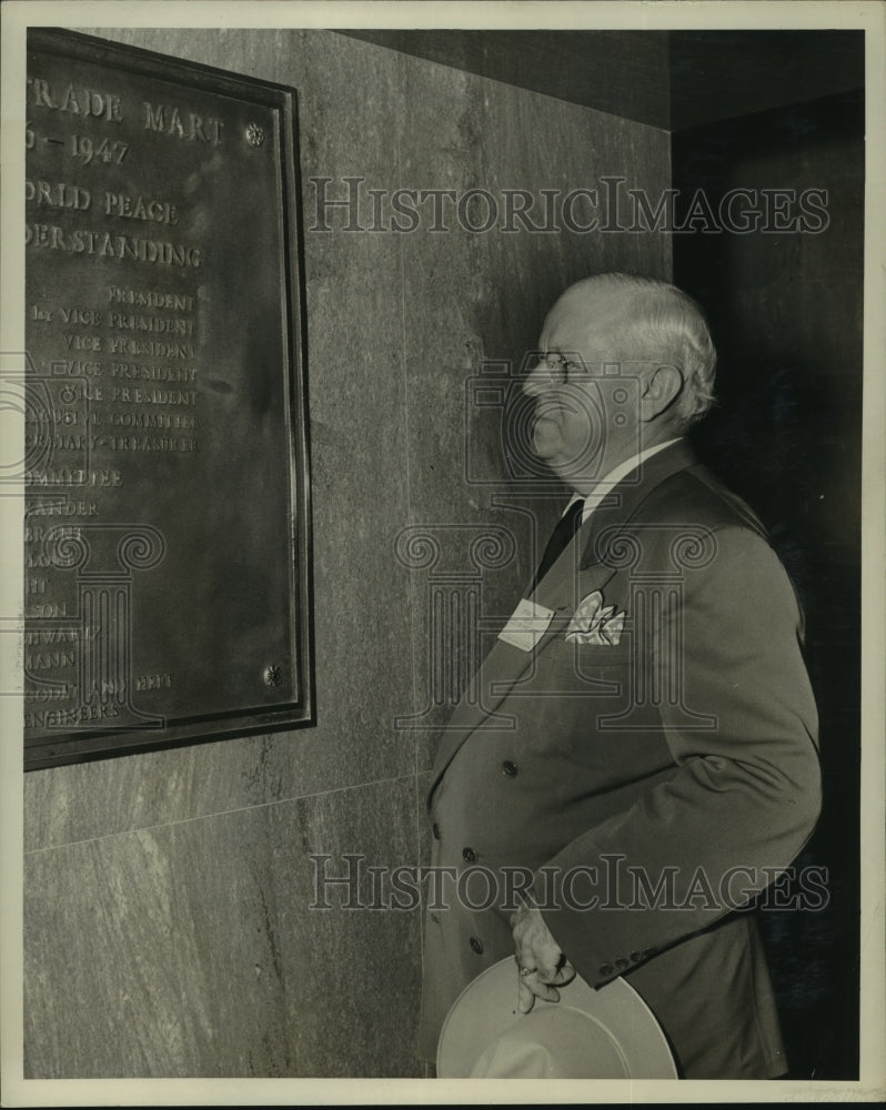 Press Photo Fort Worth&#39;s Mayor Edgar Deen in International Trade Mart lobby, LA - Historic Images