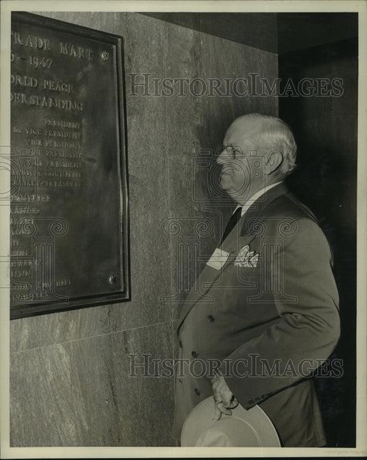 Press Photo Fort Worth's Mayor Edgar Deen in International Trade Mart lobby, LA - Historic Images