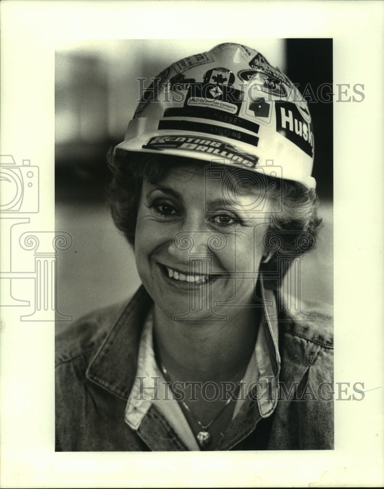 1988 Press Photo Woman Wearing Hard Hat - Offshore Catering on Oil Rig - Historic Images