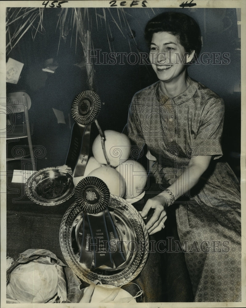 1961 Press Photo Mrs. Edwin L. Dennis, Winner of Flower Show - noa87568 - Historic Images