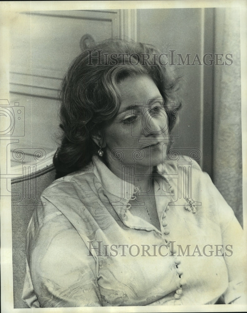 1974 Press Photo A middle aged woman interviewed by a local newspaper - Historic Images