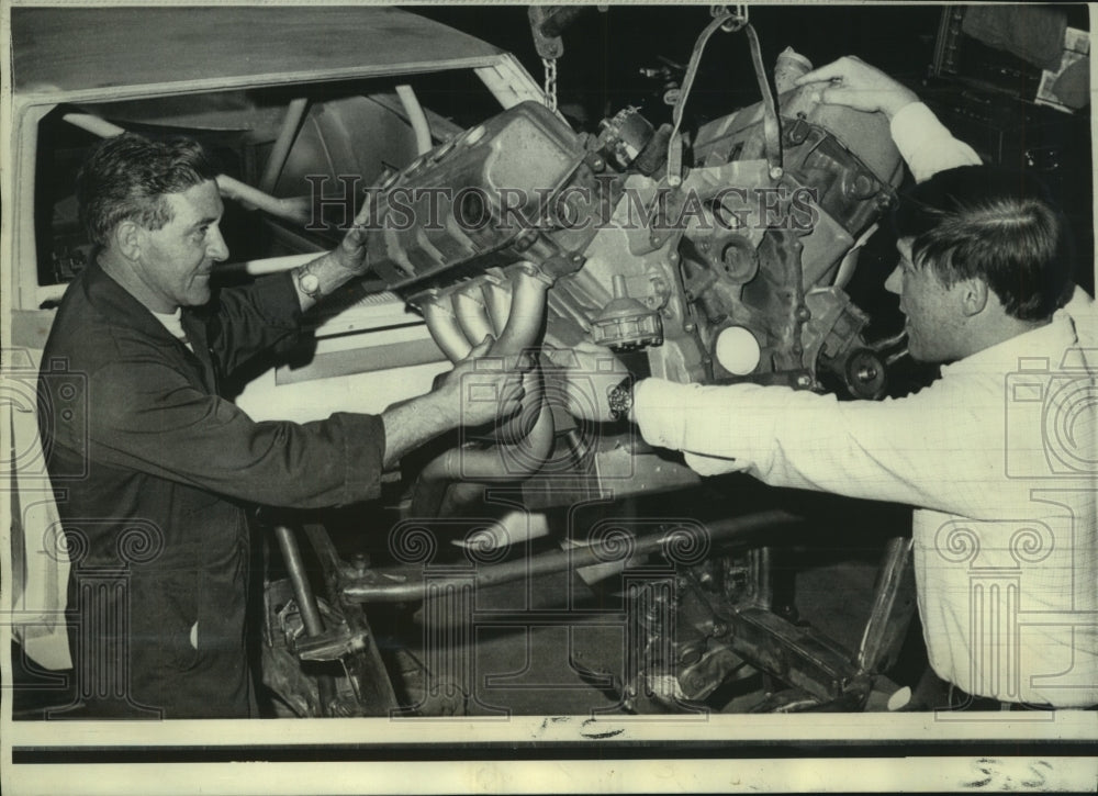 1969 Press Photo Ernie Deer and son, Steve install engine in race car, Indiana - Historic Images