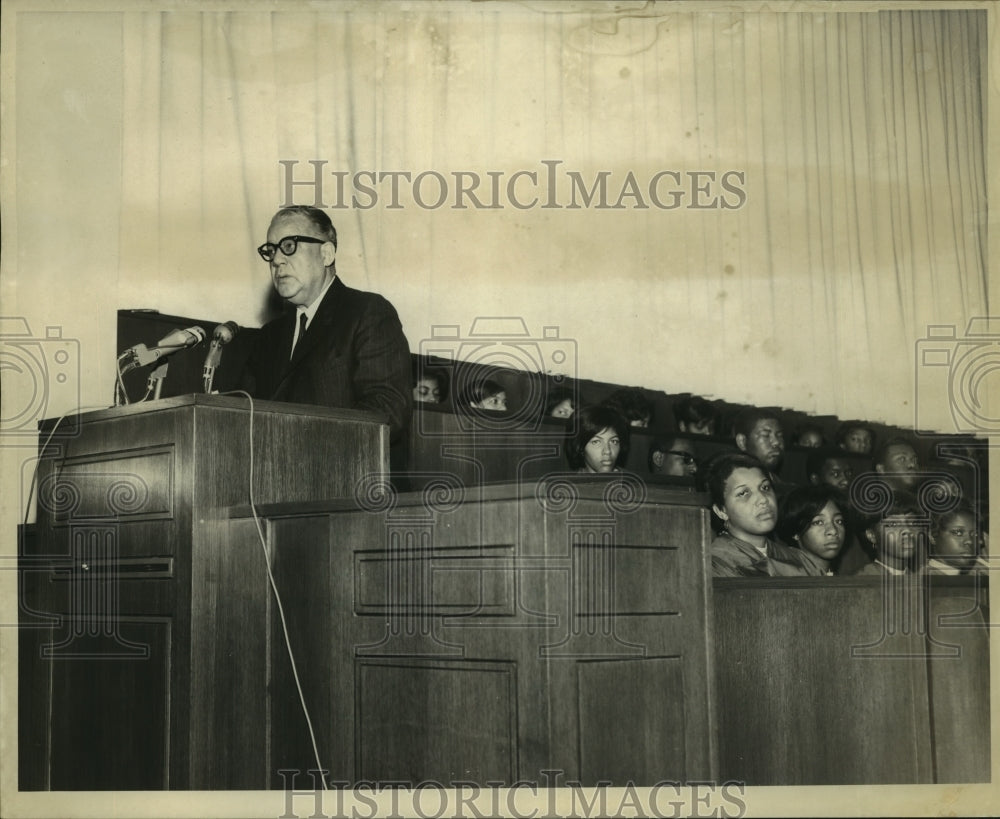 1968 Press Photo Dr. Albert W. Dent conducting memorial service in Dillard Univ. - Historic Images