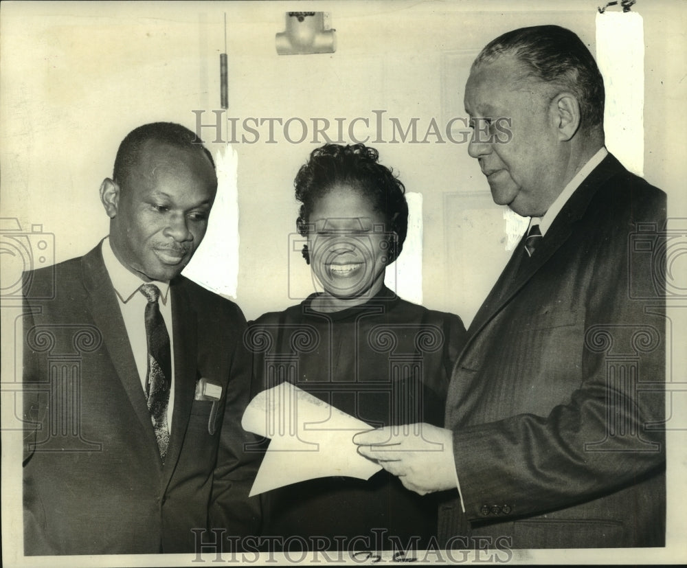 1969 Press Photo Dillard Alumni Dr. Peter Thornton with University presidents - Historic Images