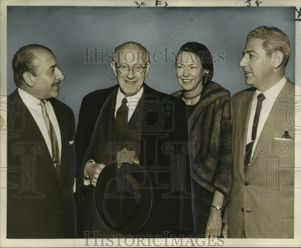 1958 Press Photo Cecil B. DeMille at Moisant International Airport with Others - Historic Images