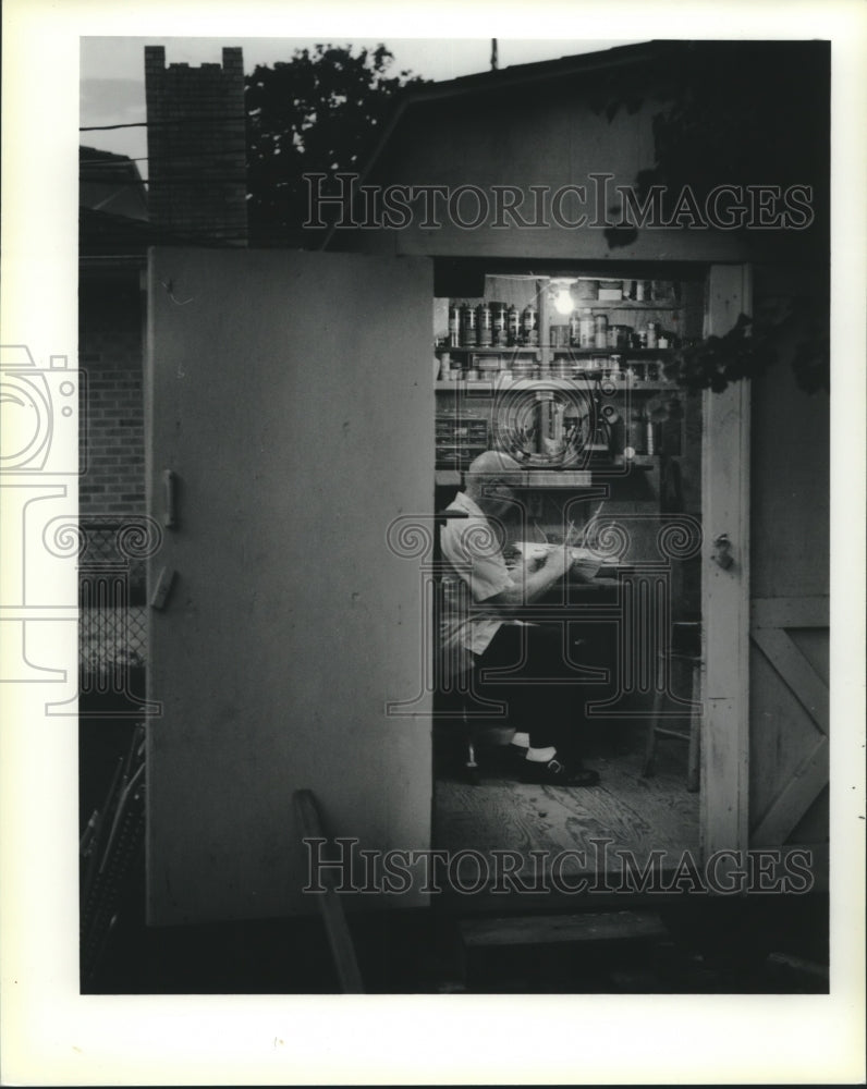 1990 Press Photo Vincent Diaz Works on Model Sailing Ship, Kenner, Louisiana - Historic Images