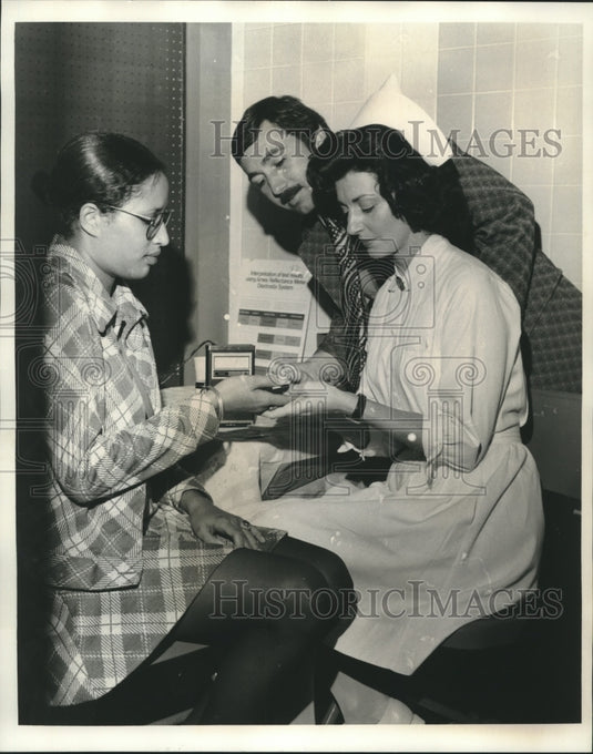 1973 Press Photo Nurse Checks Patient's Blood for Diabetes, New Orleans, LA - Historic Images