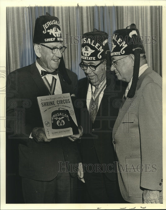 1972 Press Photo Discussing plans for the Jerusalem Temple Shrine Circus-Historic Images