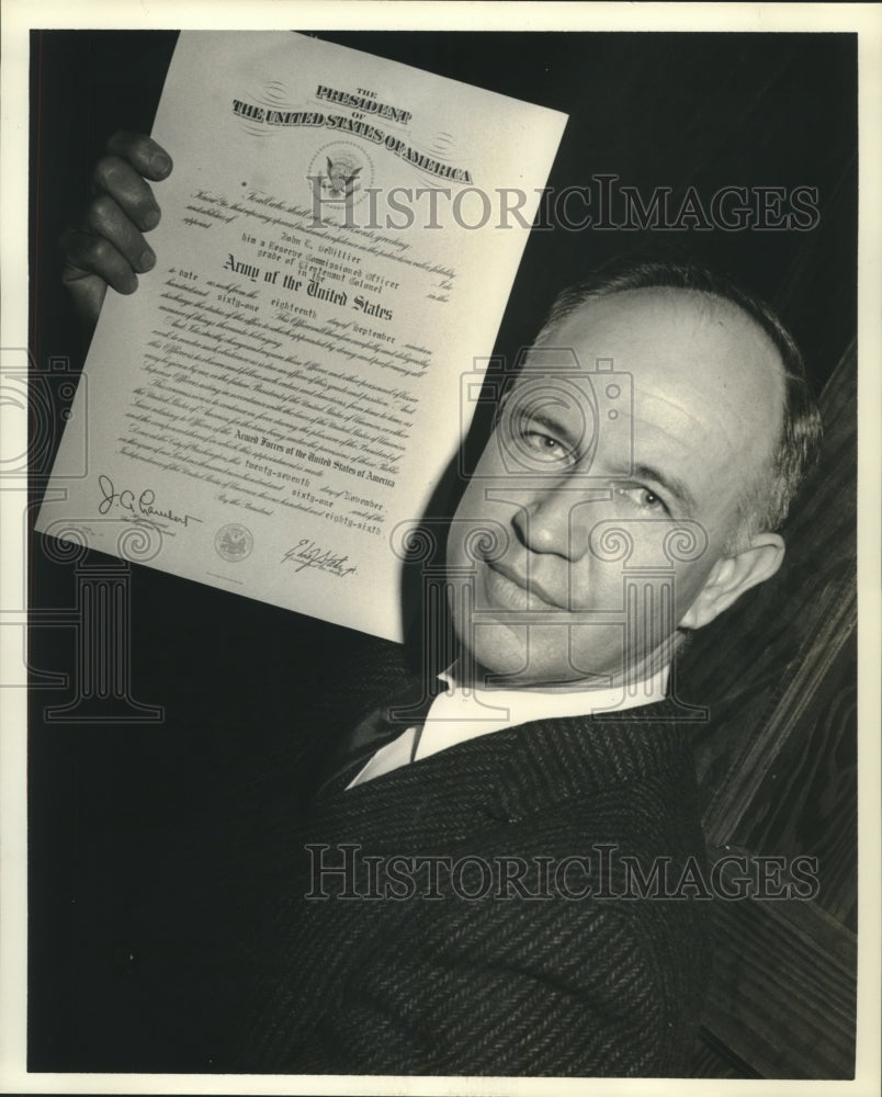 1961 Press Photo Lincoln DeVillier, promotion certificate to lieutenant colonel - Historic Images