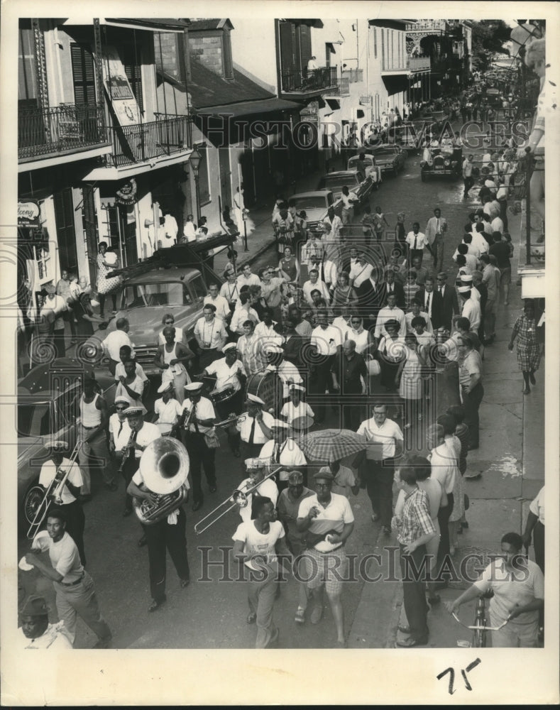 1968 Press Photo Parade on St. Peter street for jazz bands, Louisiana - Historic Images
