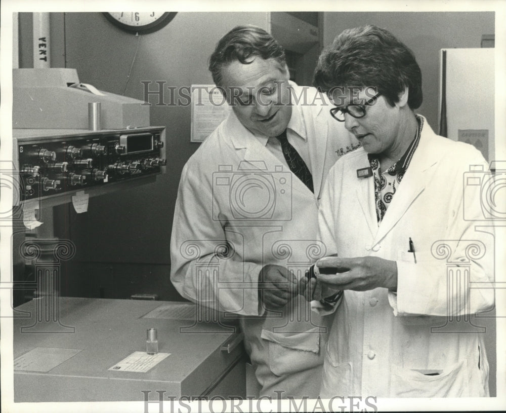 1973 Press Photo Dr. Di Luigio &amp; Miss McNanee conducting an experiment - Historic Images