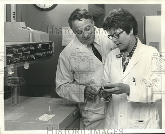 1973 Press Photo Dr. Di Luigio & Miss McNanee conducting an experiment - Historic Images